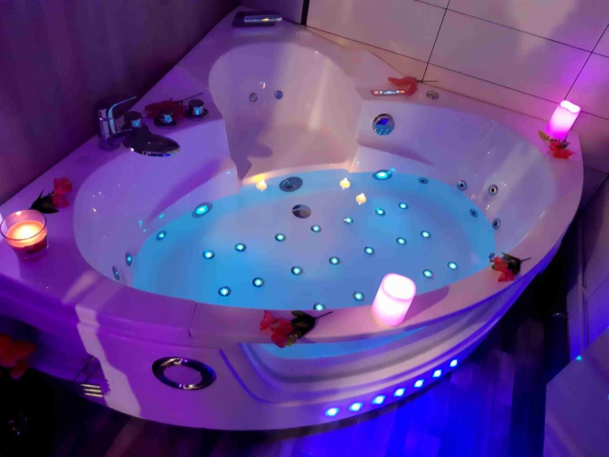 Luxe Sauna Privatif Et Grand Bain Jacuzzi A Deux A Biscarosse Plage Pour Nuit Romantique Avec Decoration Led Et Bougies Biscarrosse Exterior foto