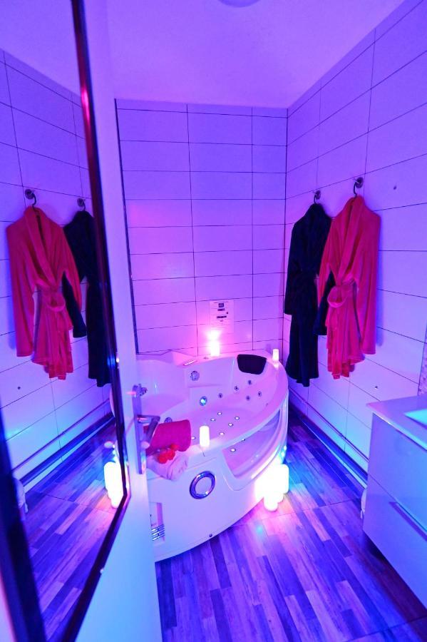 Luxe Sauna Privatif Et Grand Bain Jacuzzi A Deux A Biscarosse Plage Pour Nuit Romantique Avec Decoration Led Et Bougies Biscarrosse Exterior foto